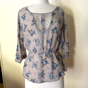 Blue boho floral print blouse 🦋